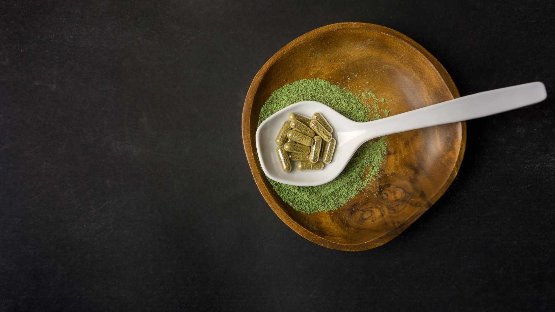 kratom prášek a kratom kapsle